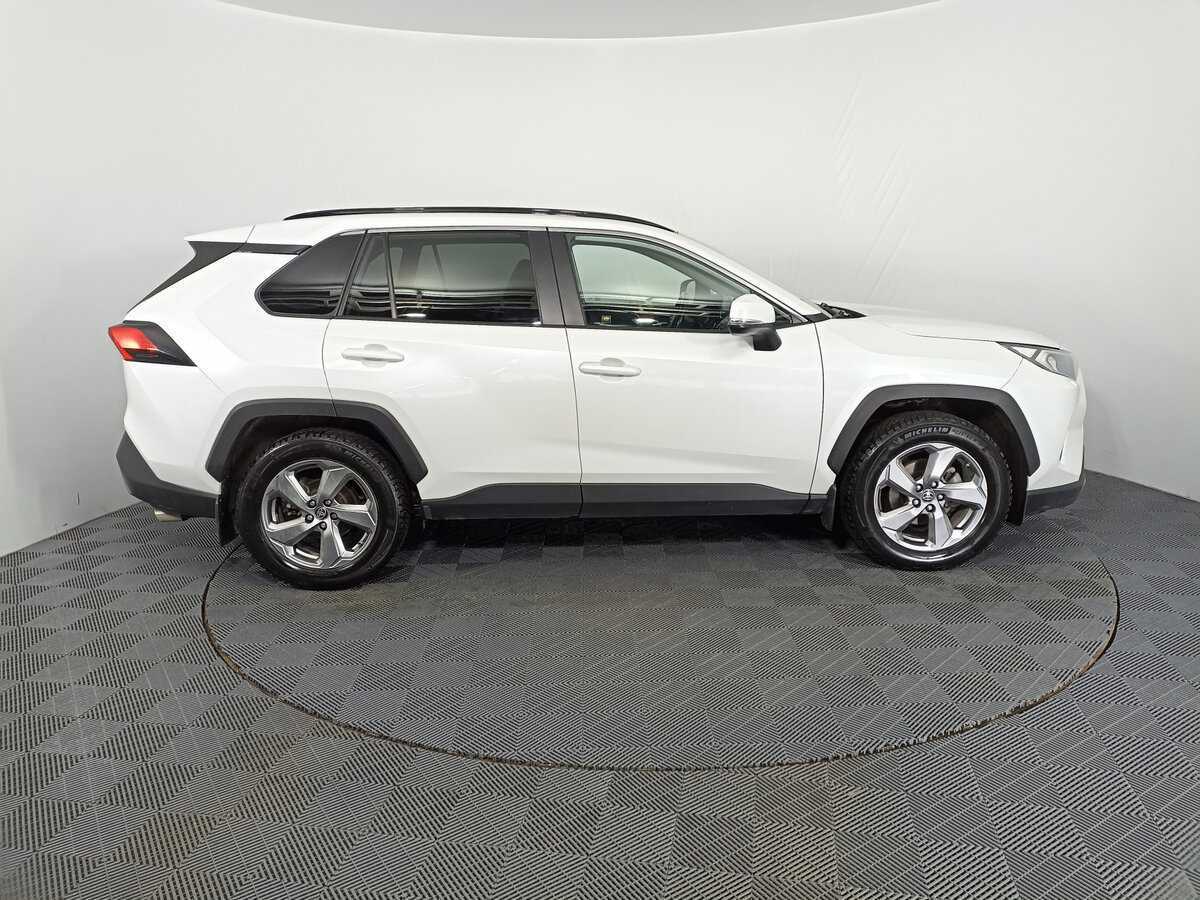 Toyota RAV4 с пробегом — 2021 год. Фото: #3