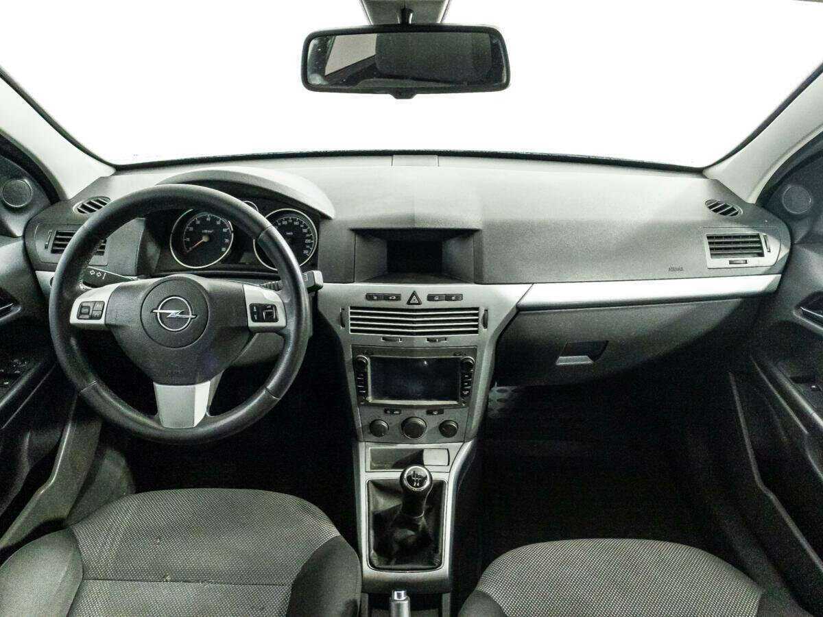 Opel Astra с пробегом — 2011 год. Фото: #11