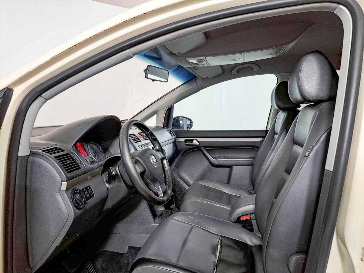 Volkswagen Touran с пробегом — 2010 год. Фото: #13
