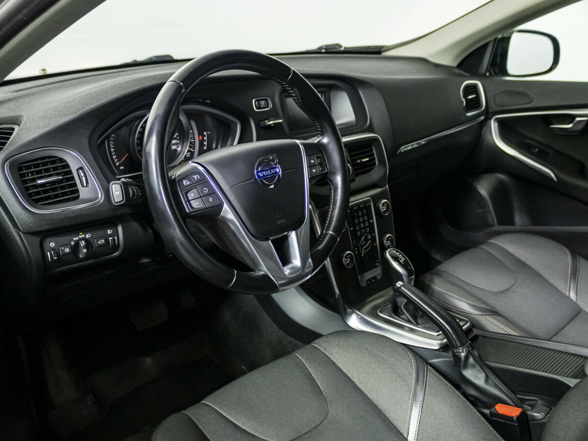 Volvo V40 Cross Country с пробегом — 2014 год. Фото: #9