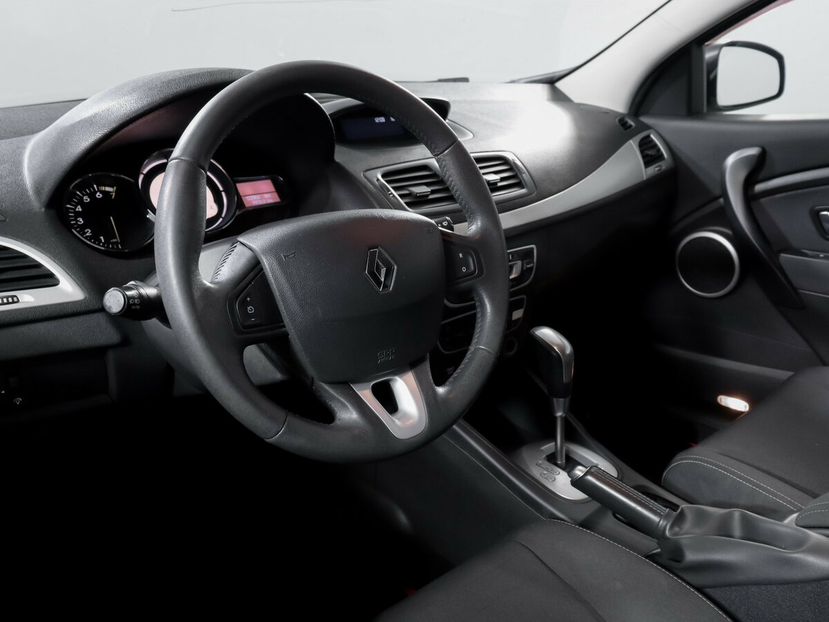 Renault Megane с пробегом — 2011 год. Фото: #11