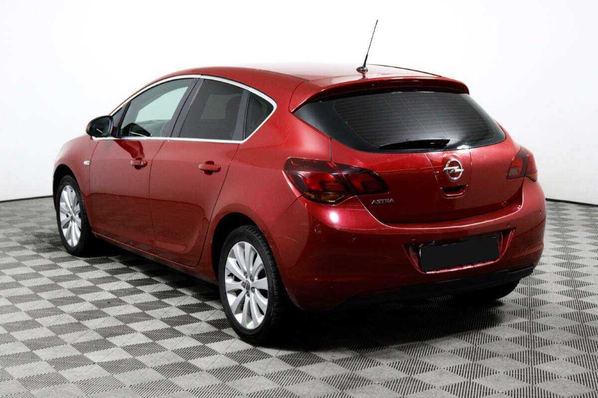 Opel Astra с пробегом — 2011 год. Фото: #6