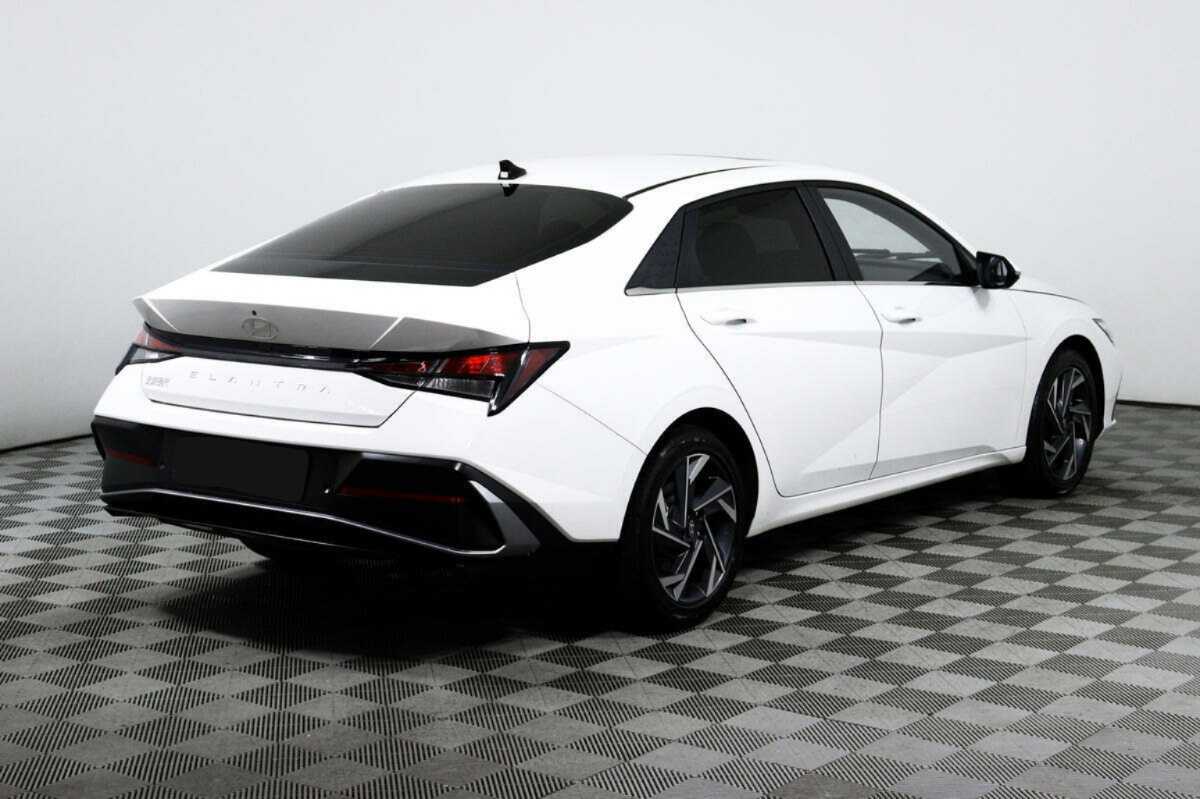 Hyundai Elantra с пробегом — 2023 год. Фото: #4
