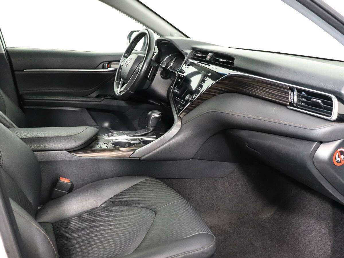 Toyota Camry с пробегом — 2018 год. Фото: #6