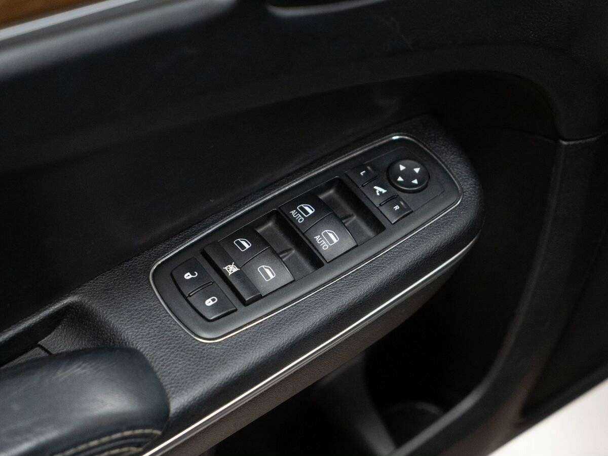 Chrysler 300C с пробегом — 2012 год. Фото: #13