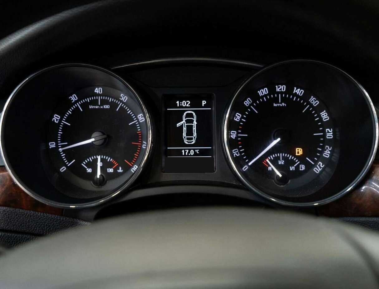 Skoda Superb с пробегом — 2011 год. Фото: #11