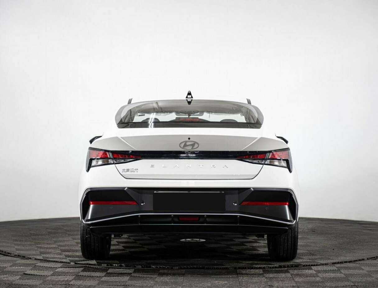 Hyundai Elantra с пробегом — 2023 год. Фото: #4