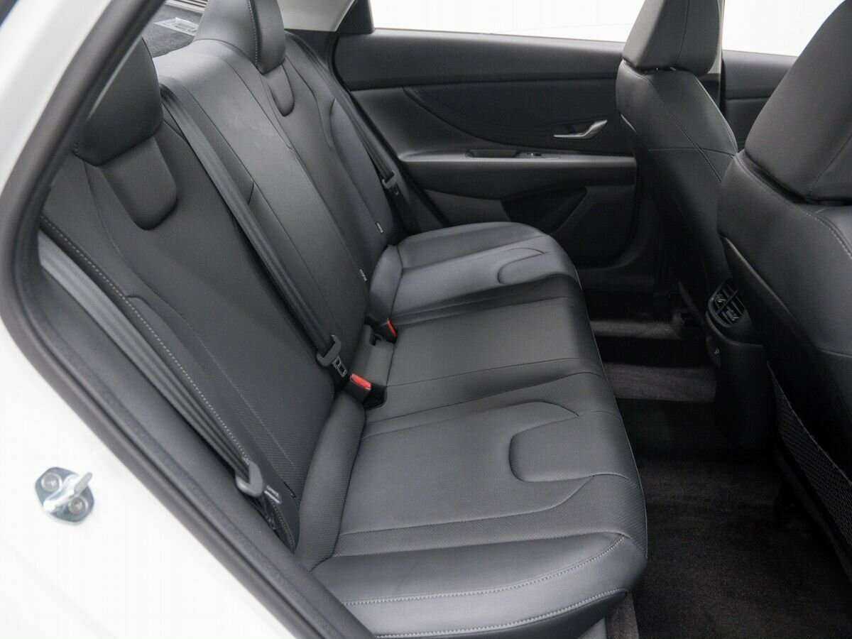 Hyundai Elantra с пробегом — 2023 год. Фото: #9