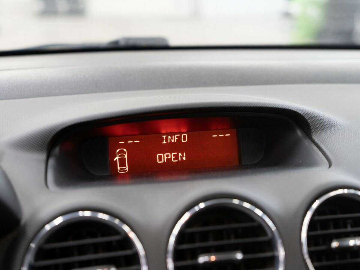 Peugeot 308 с пробегом — 2011 год. Фото: #9