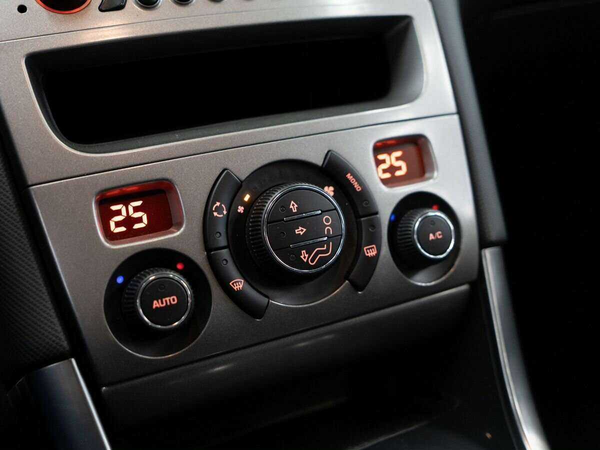 Peugeot 308 с пробегом — 2011 год. Фото: #10