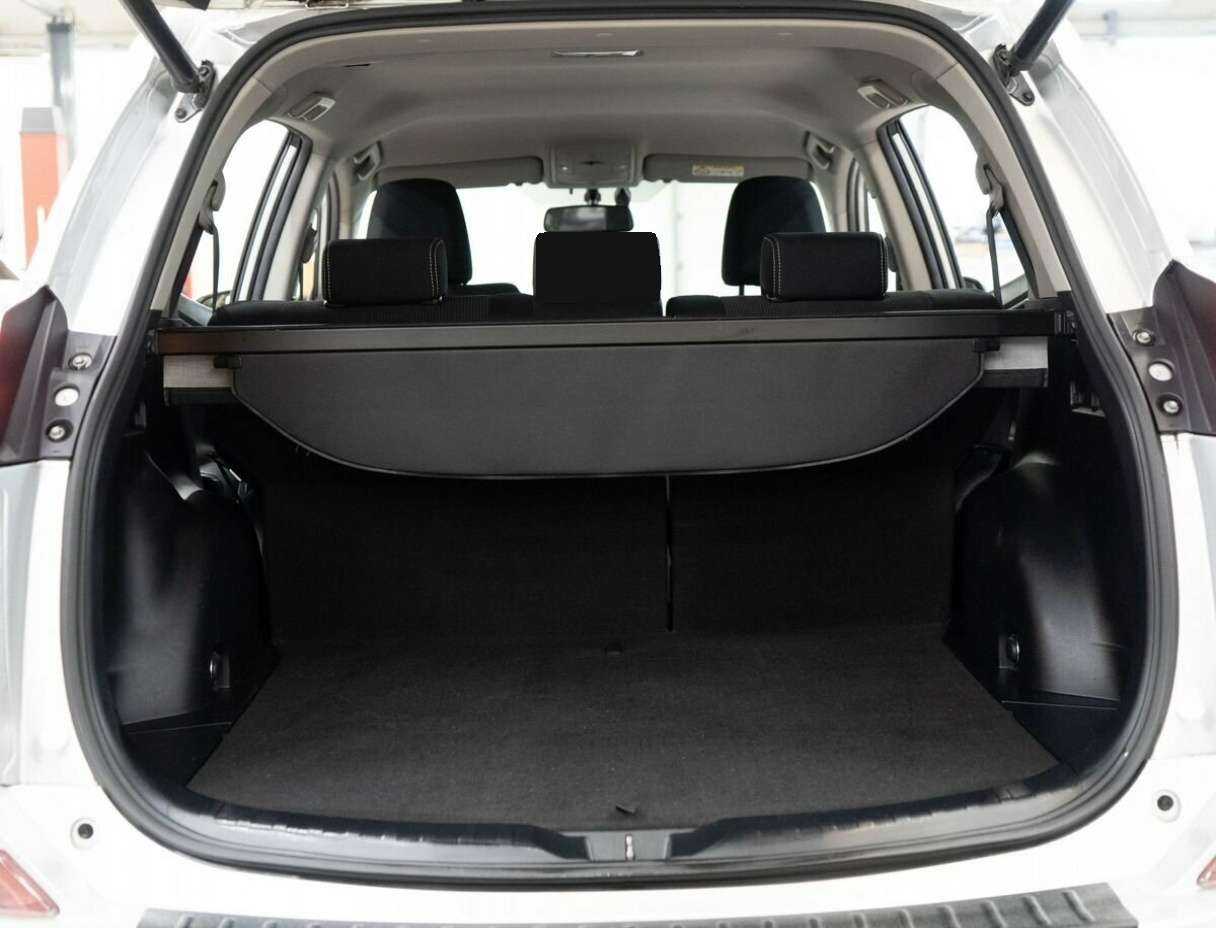 Toyota RAV4 с пробегом — 2016 год. Фото: #7