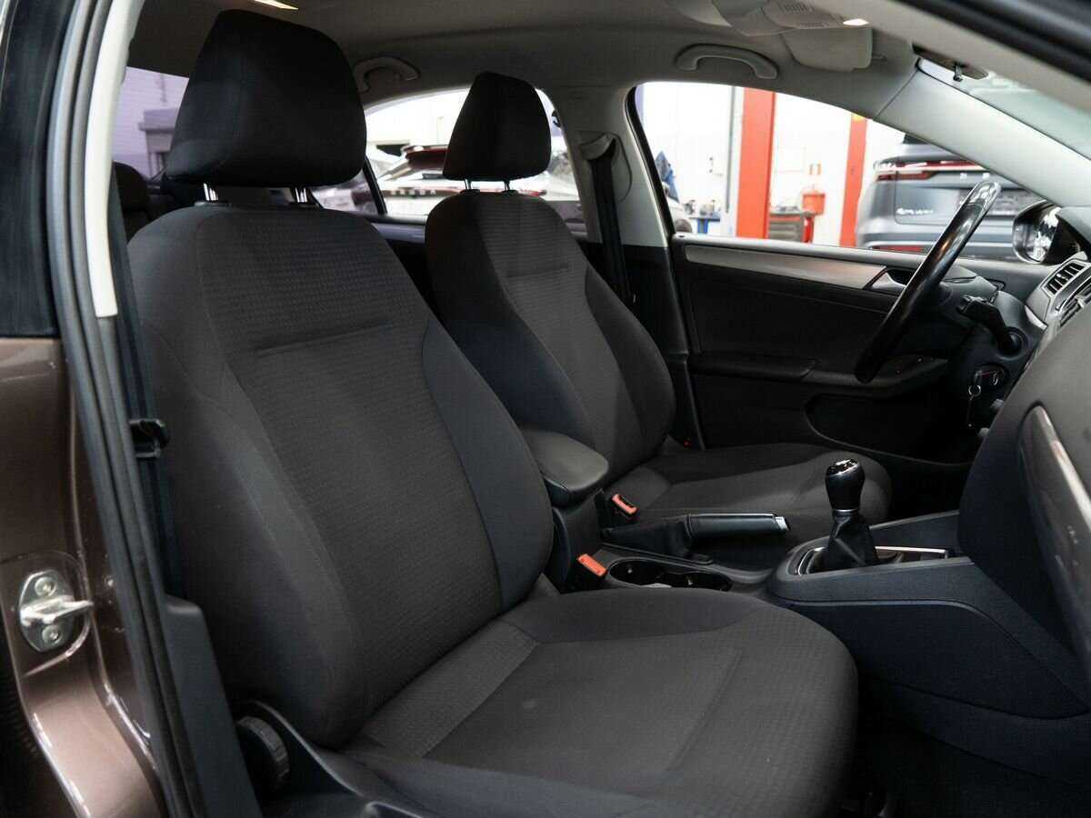 Volkswagen Jetta с пробегом — 2016 год. Фото: #9