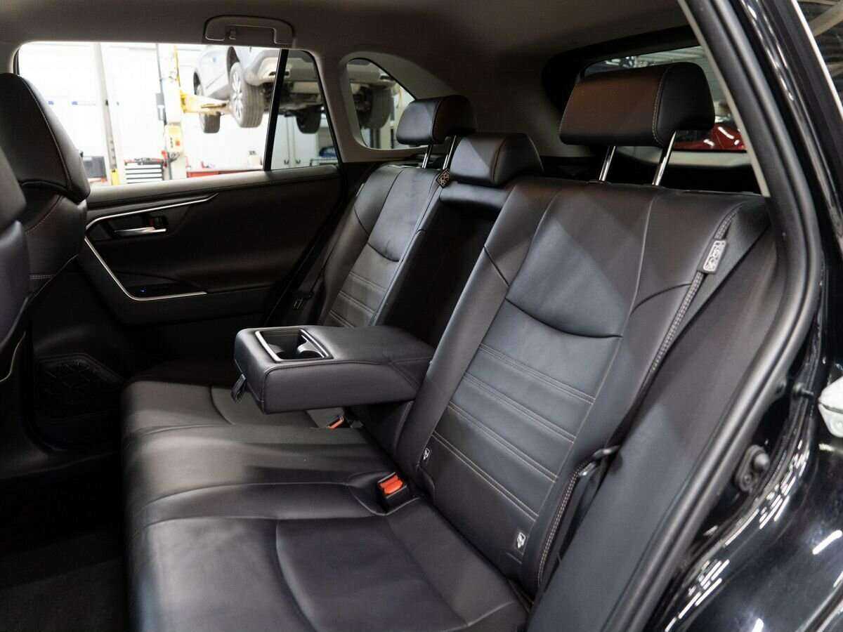 Toyota RAV4 с пробегом — 2020 год. Фото: #6