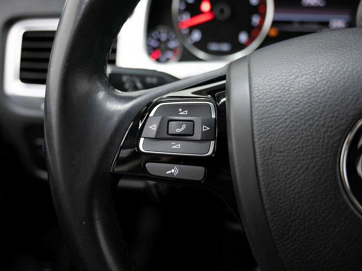 Volkswagen Touareg с пробегом — 2015 год. Фото: #18