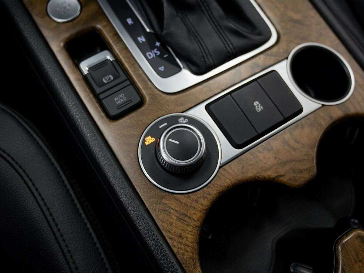 Volkswagen Touareg с пробегом — 2015 год. Фото: #21