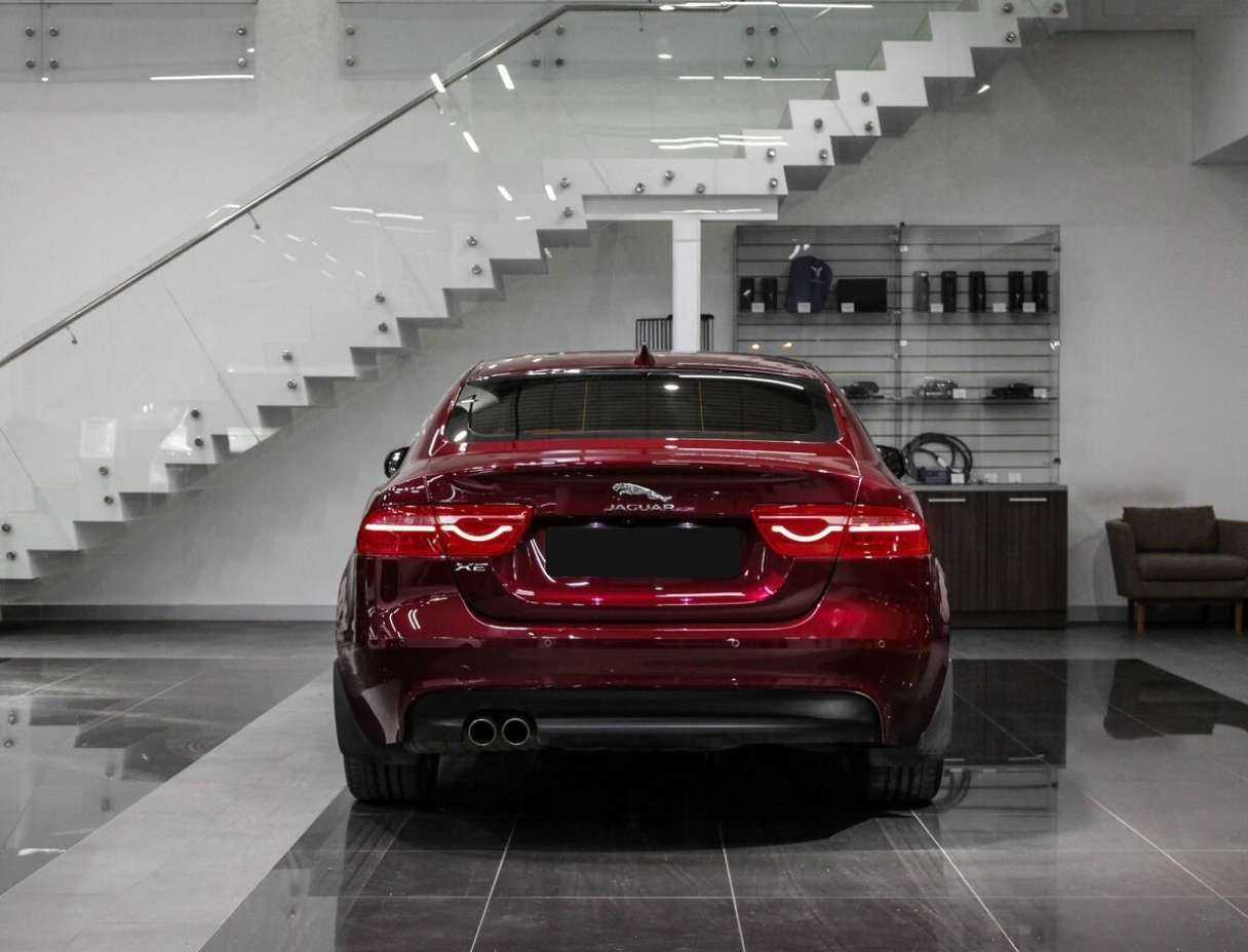 Jaguar XE с пробегом — 2016 год. Фото: #6
