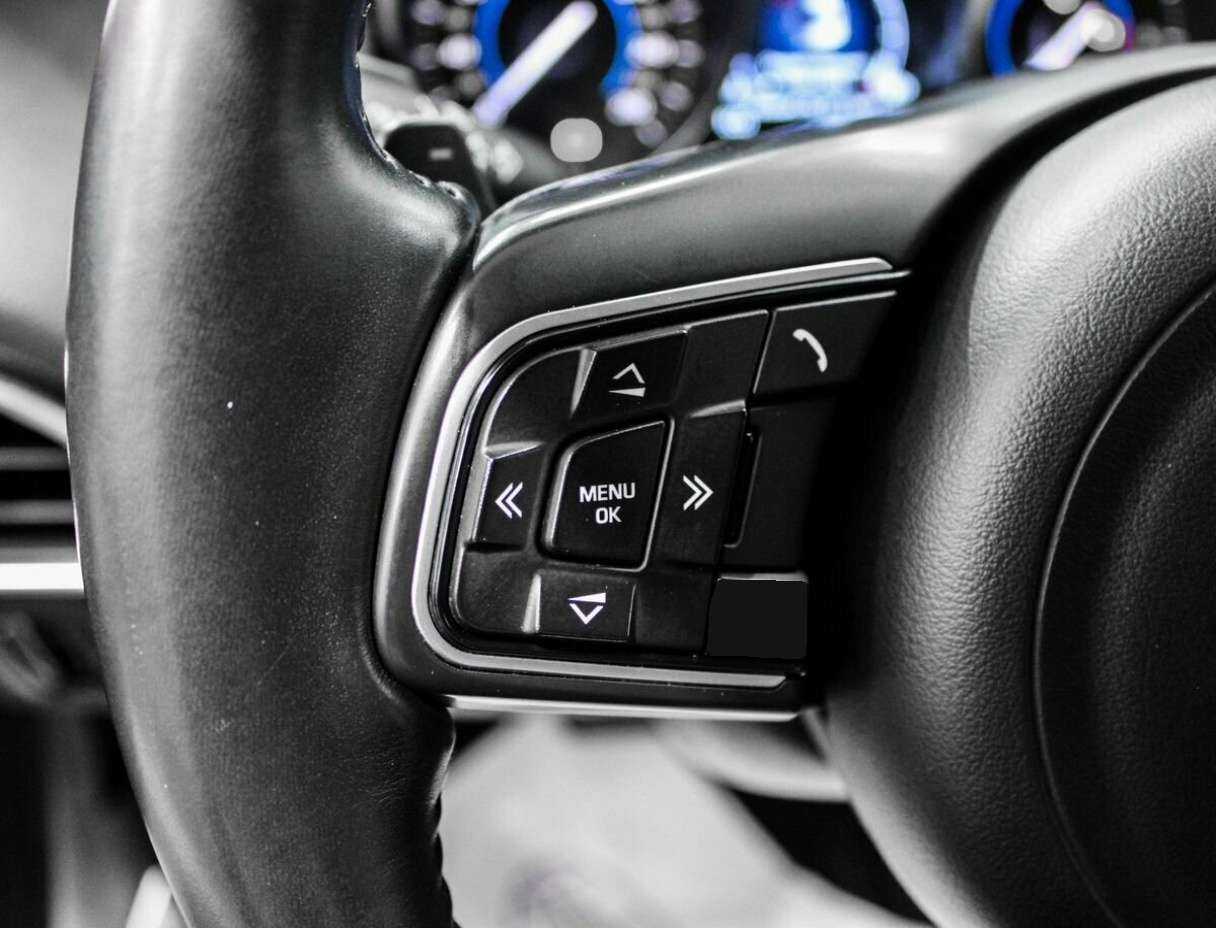 Jaguar XE с пробегом — 2016 год. Фото: #9