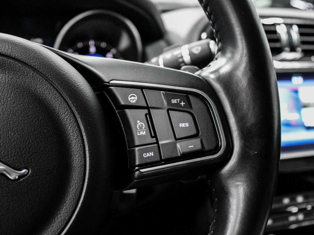 Jaguar XE с пробегом — 2016 год. Фото: #10