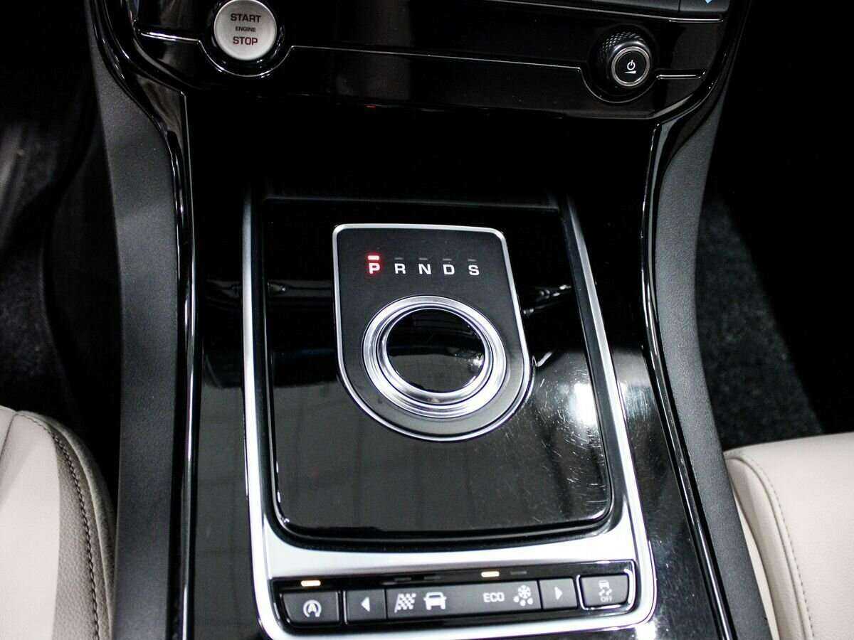 Jaguar XE с пробегом — 2016 год. Фото: #13