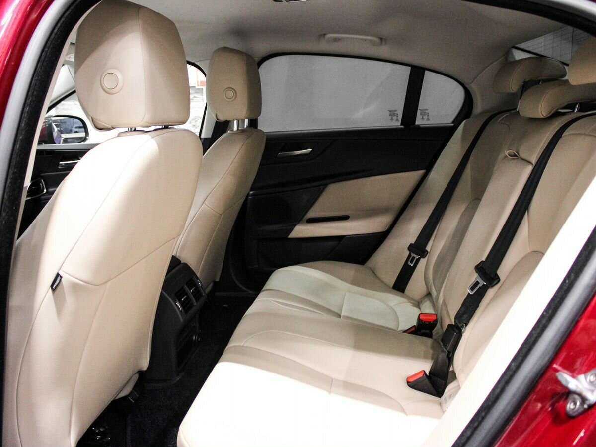 Jaguar XE с пробегом — 2016 год. Фото: #16