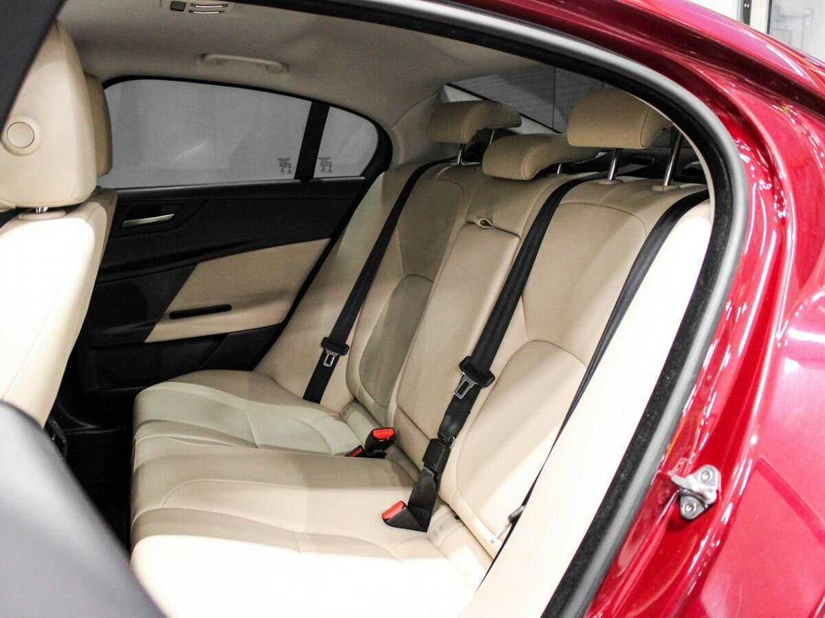 Jaguar XE с пробегом — 2016 год. Фото: #17