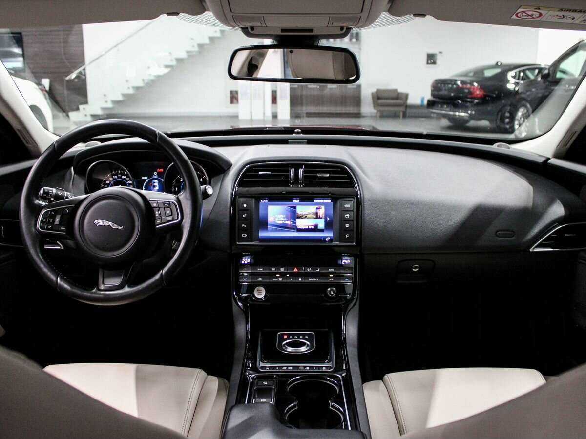 Jaguar XE с пробегом — 2016 год. Фото: #18