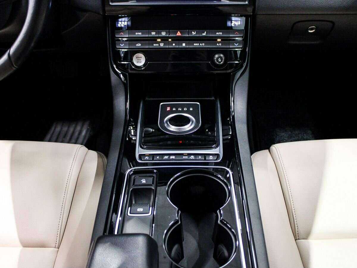 Jaguar XE с пробегом — 2016 год. Фото: #19