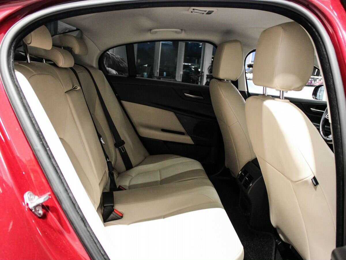 Jaguar XE с пробегом — 2016 год. Фото: #20