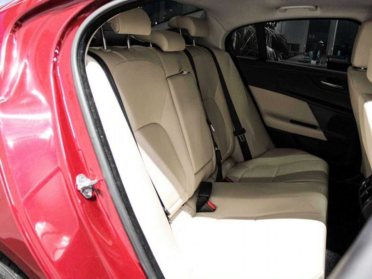 Jaguar XE с пробегом — 2016 год. Фото: #21