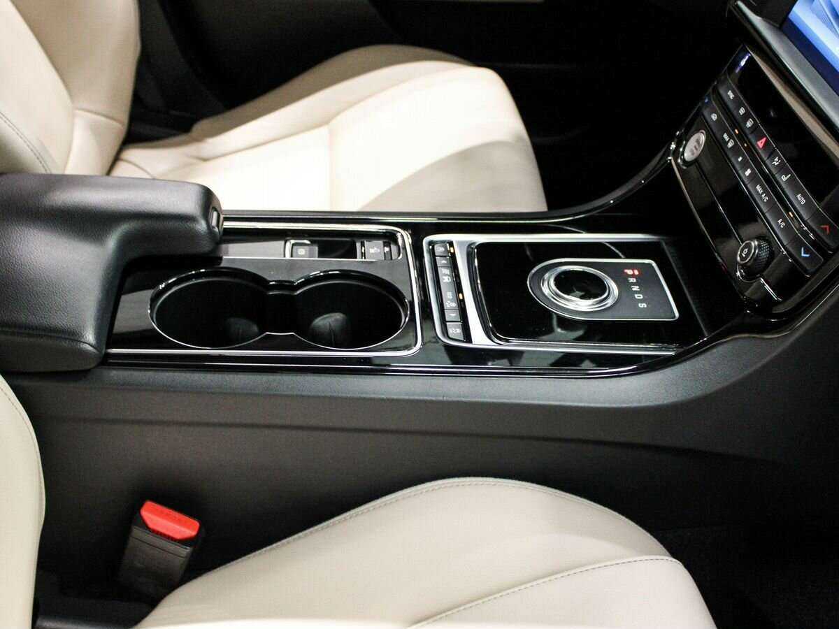 Jaguar XE с пробегом — 2016 год. Фото: #24