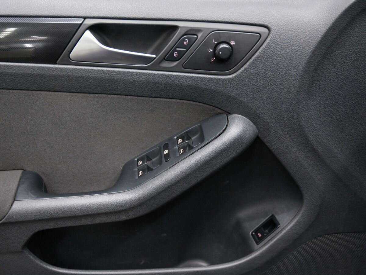 Volkswagen Jetta с пробегом — 2011 год. Фото: #13