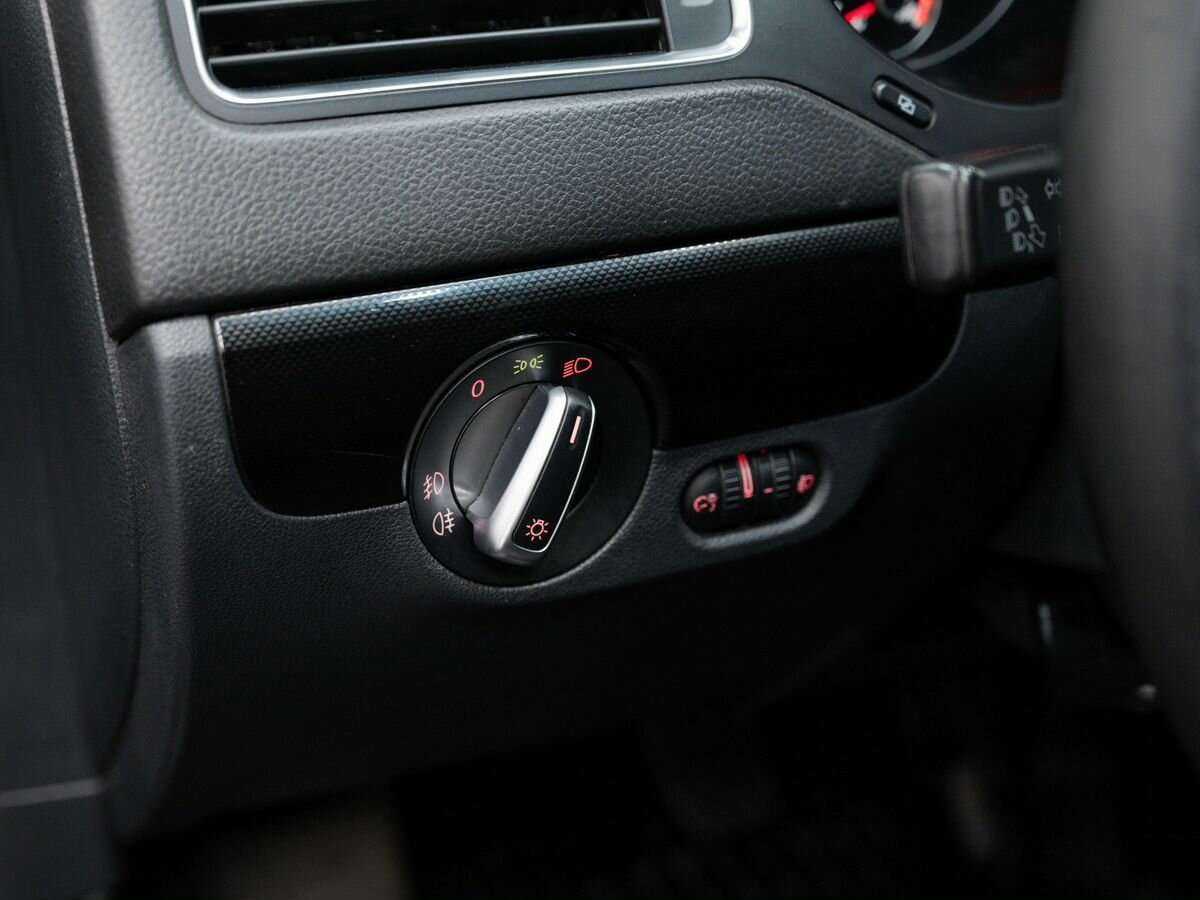 Volkswagen Jetta с пробегом — 2011 год. Фото: #14