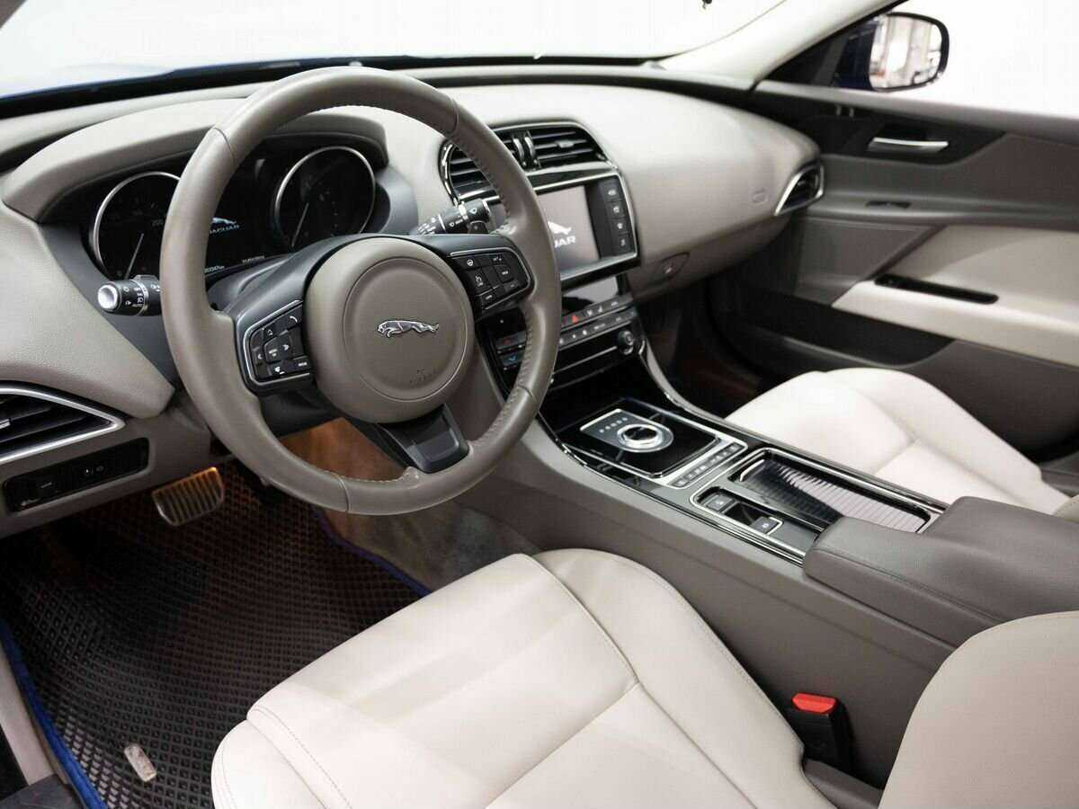 Jaguar XE с пробегом — 2017 год. Фото: #6