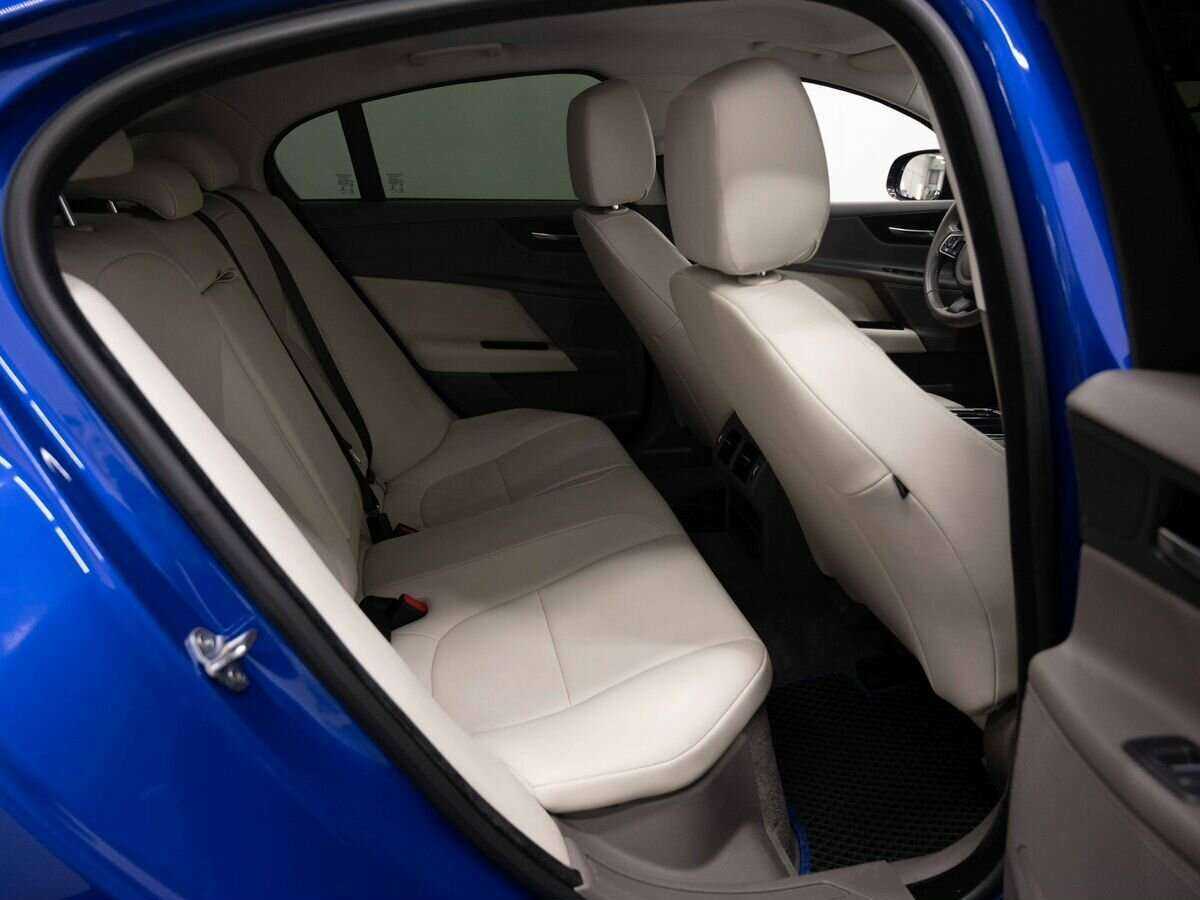 Jaguar XE с пробегом — 2017 год. Фото: #9