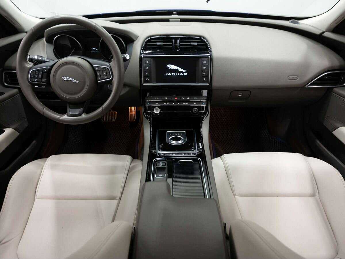 Jaguar XE с пробегом — 2017 год. Фото: #12