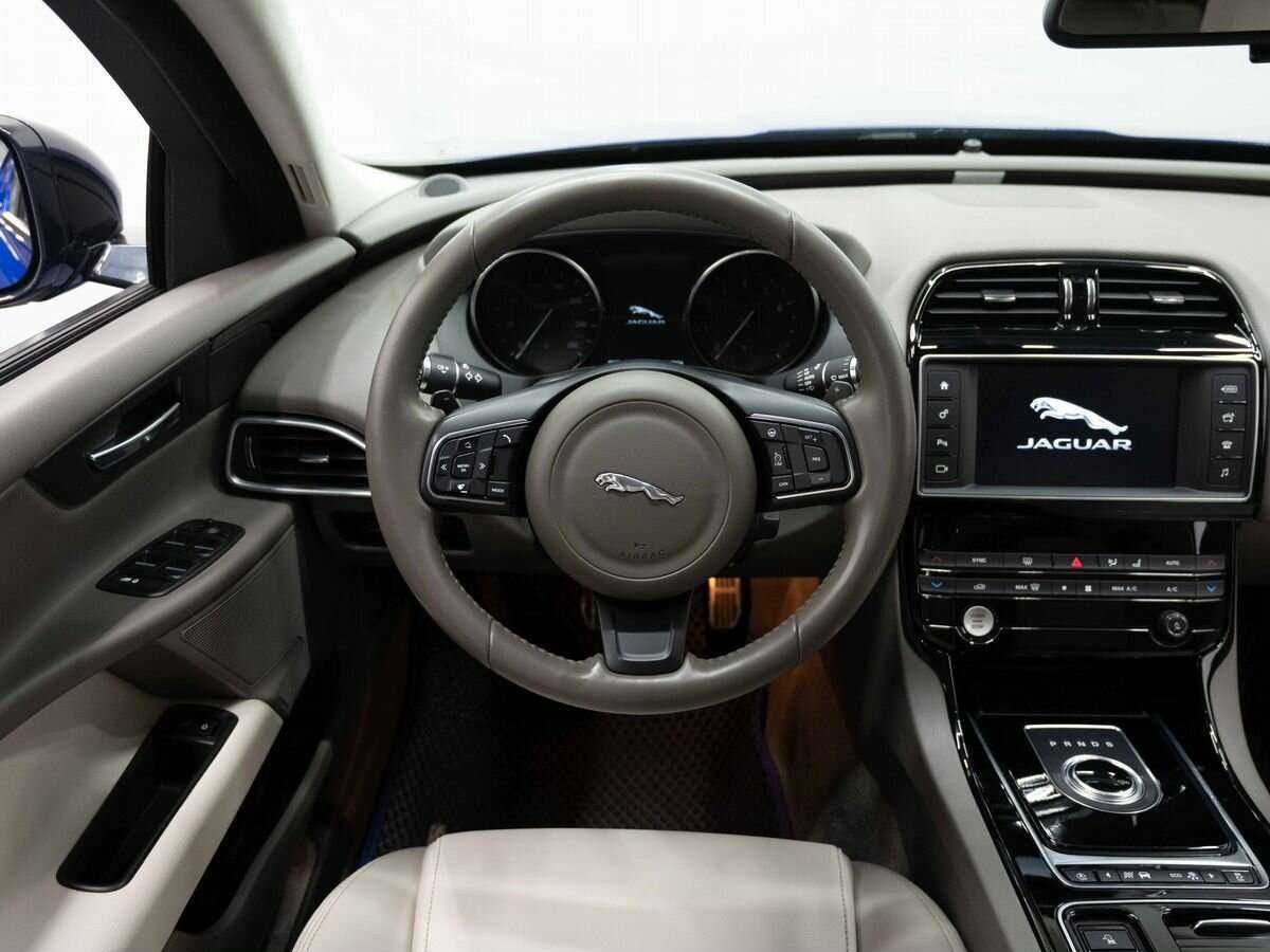 Jaguar XE с пробегом — 2017 год. Фото: #13