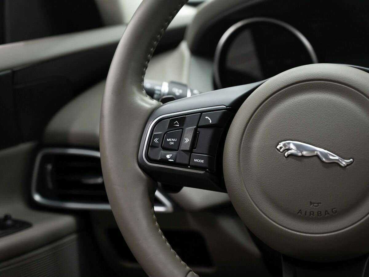 Jaguar XE с пробегом — 2017 год. Фото: #14