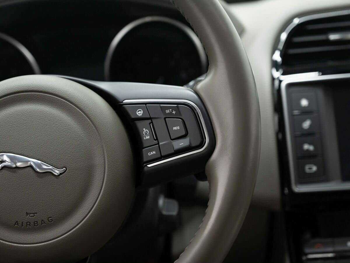 Jaguar XE с пробегом — 2017 год. Фото: #15