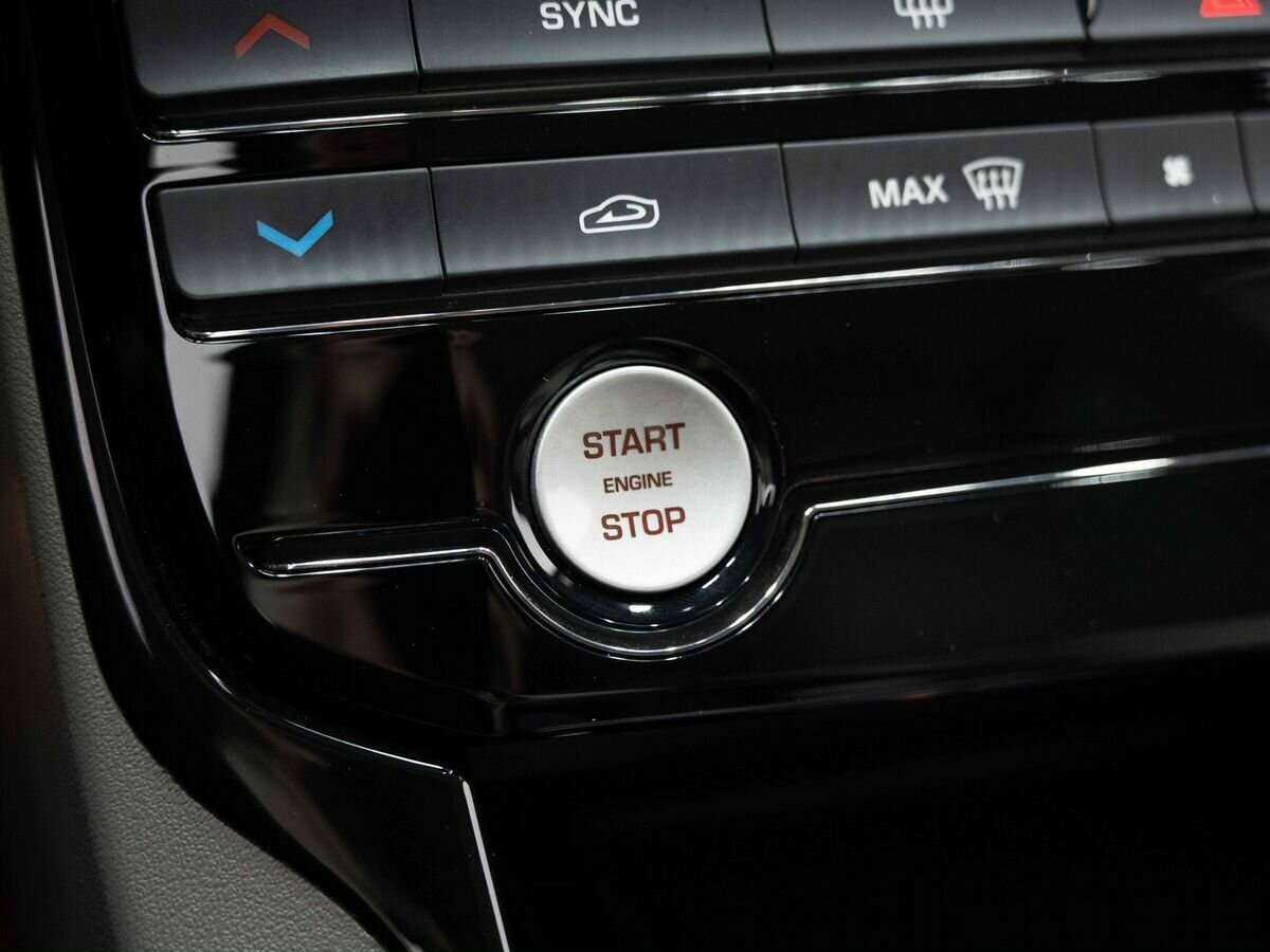 Jaguar XE с пробегом — 2017 год. Фото: #17