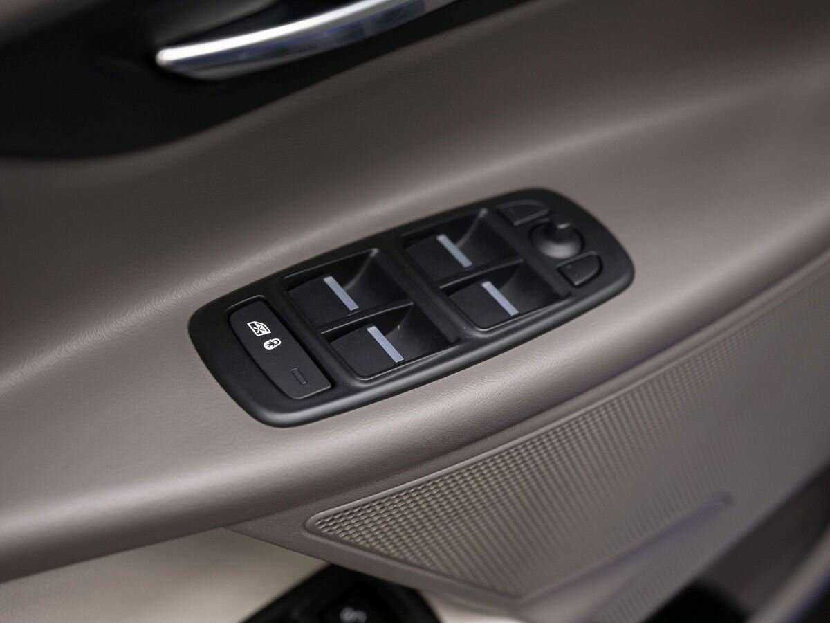 Jaguar XE с пробегом — 2017 год. Фото: #18