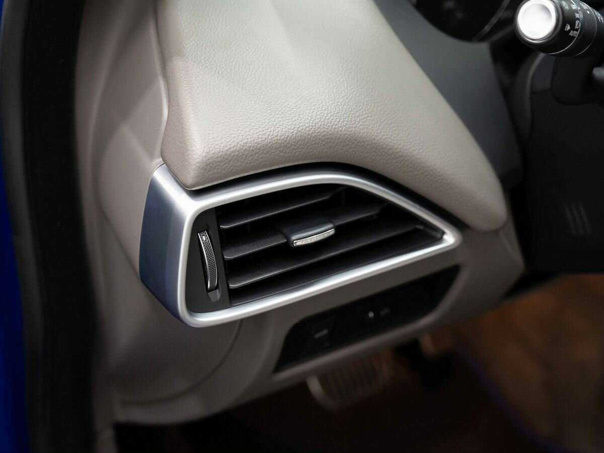 Jaguar XE с пробегом — 2017 год. Фото: #19