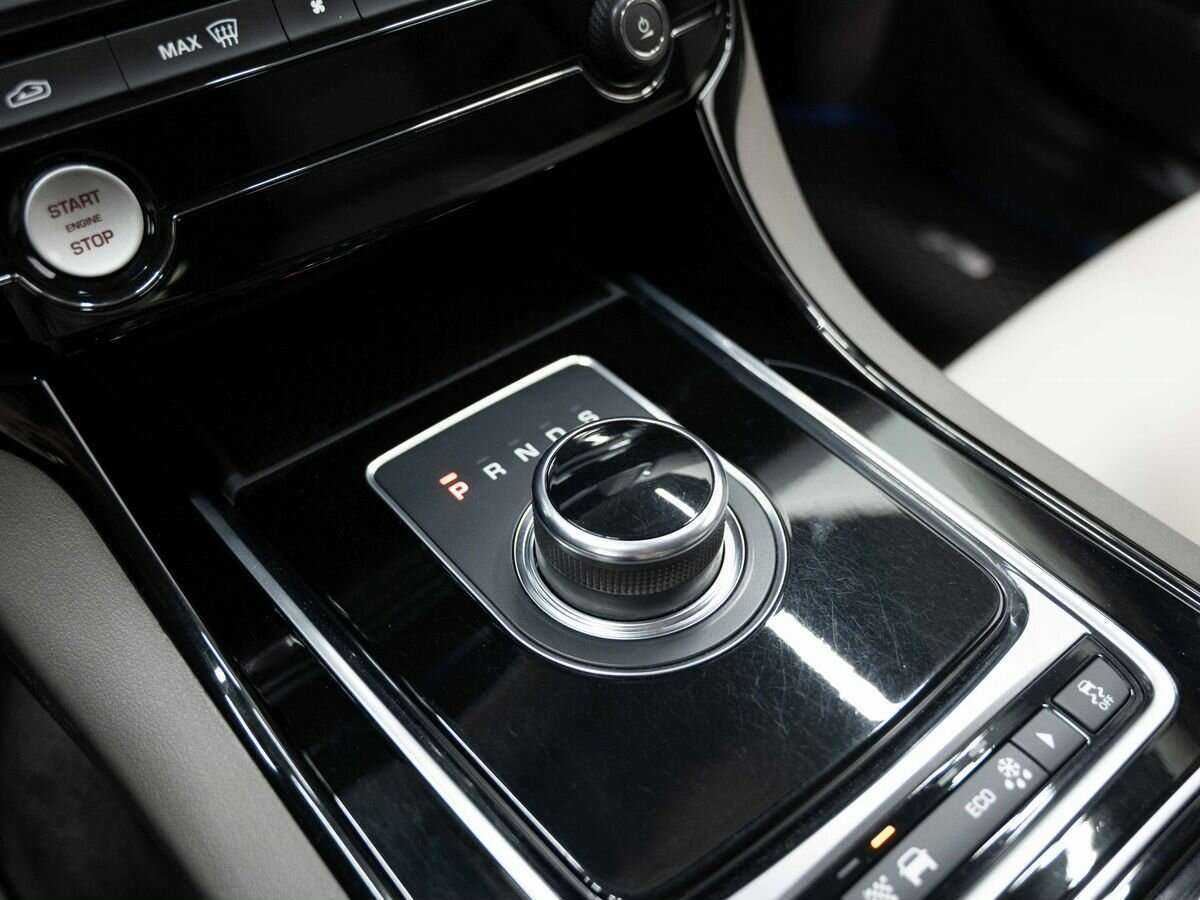 Jaguar XE с пробегом — 2017 год. Фото: #22