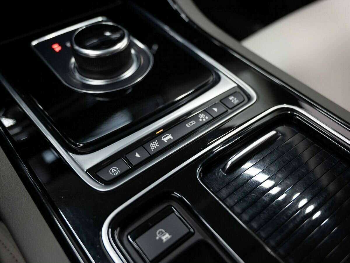 Jaguar XE с пробегом — 2017 год. Фото: #23