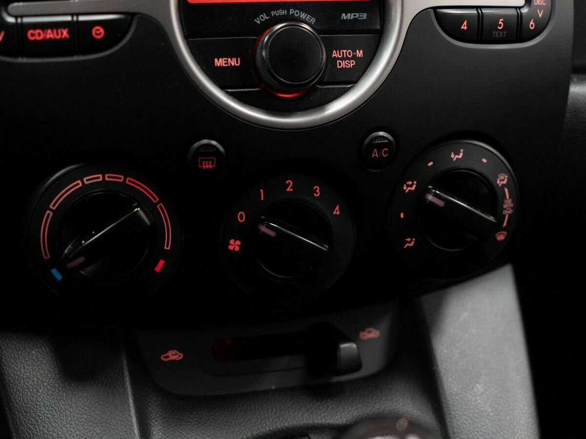 Mazda 2 с пробегом — 2008 год. Фото: #12