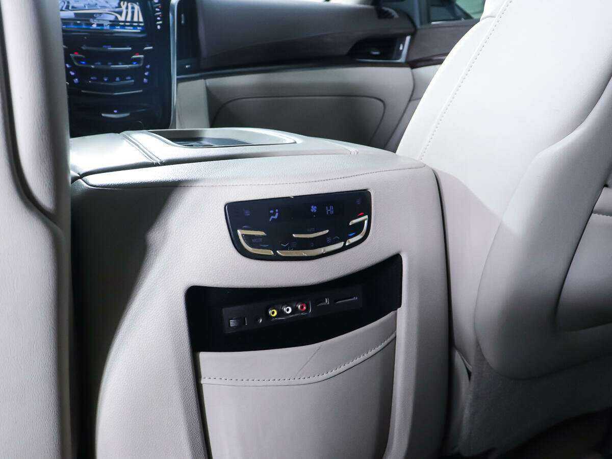 Cadillac Escalade с пробегом — 2016 год. Фото: #11