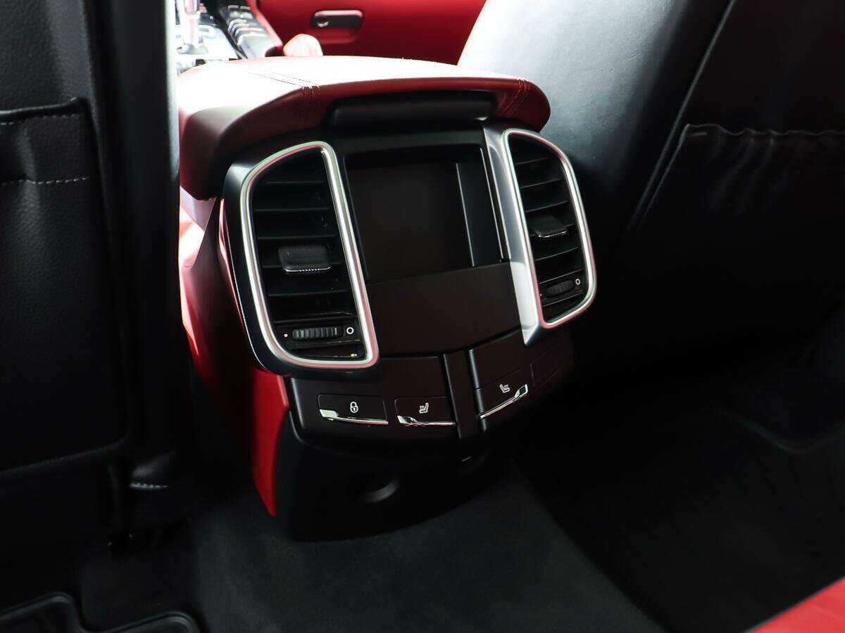 Porsche Cayenne с пробегом — 2017 год. Фото: #17