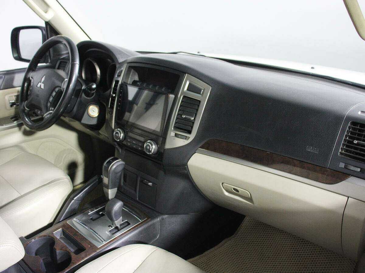 Mitsubishi Pajero с пробегом — 2017 год. Фото: #8