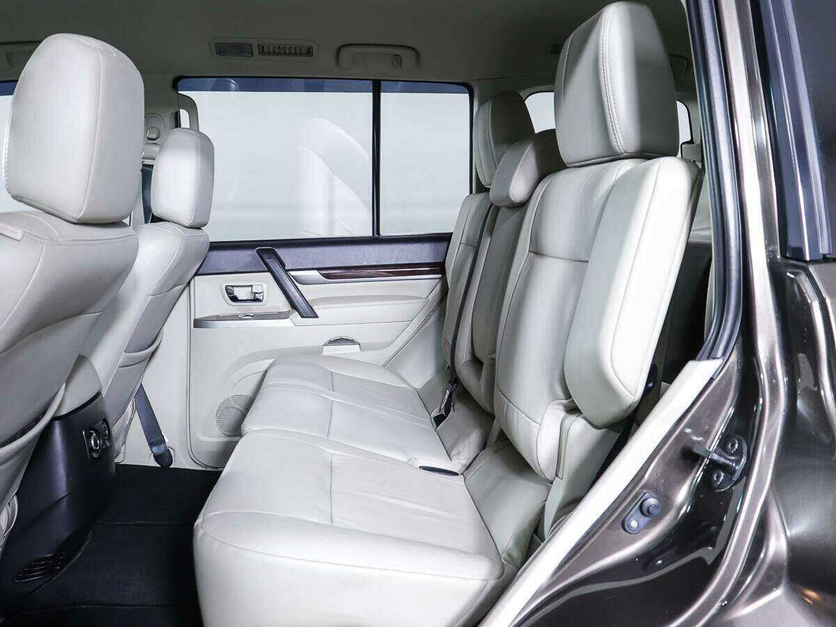 Mitsubishi Pajero с пробегом — 2017 год. Фото: #8