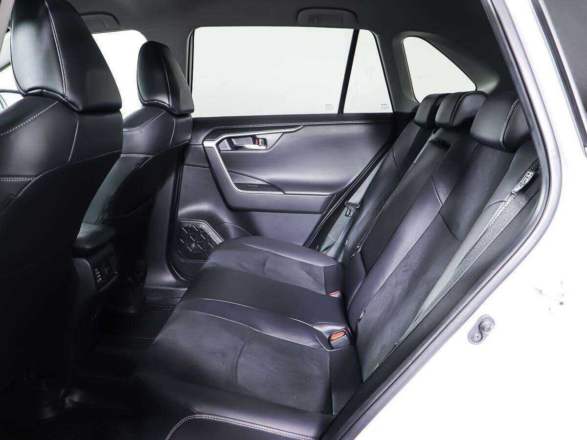 Toyota RAV4 с пробегом — 2021 год. Фото: #9