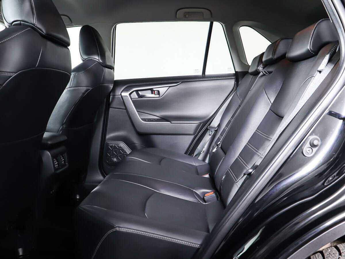 Toyota RAV4 с пробегом — 2021 год. Фото: #9